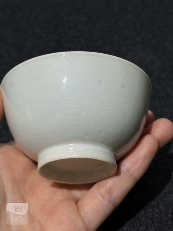 清早期 白釉暗刻海水江崖纹杯一对 - 图3